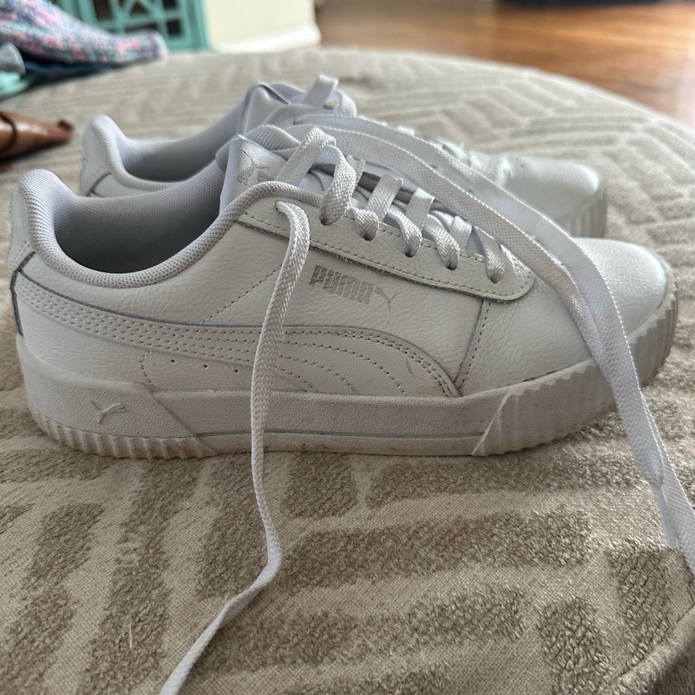 Women's puma sneakers size 6.5. White, great condition.